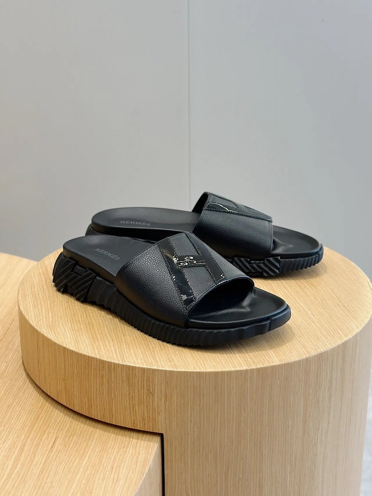 Hermès Oran Black Leather H-Strap Slipper 3
