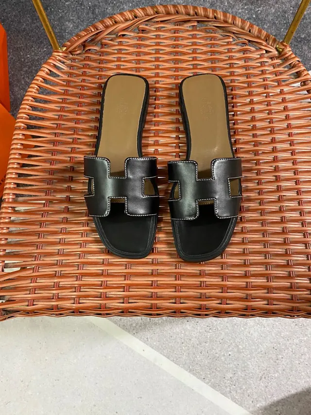 Hermès Oran Black Leather H-Strap Slippers 4