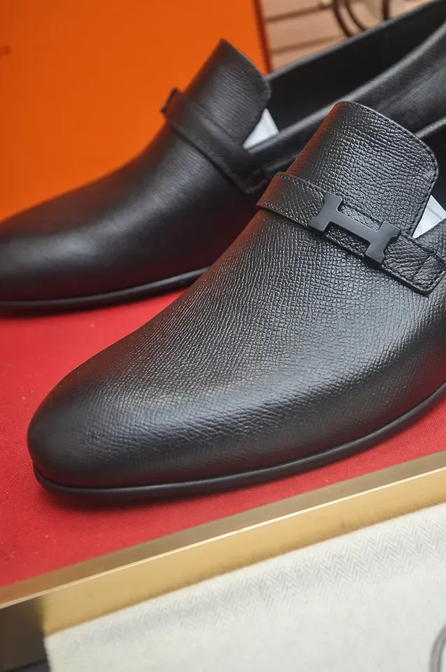Hermès Oran Mocassins en cuir texturisé noir avec H-Buckle 2