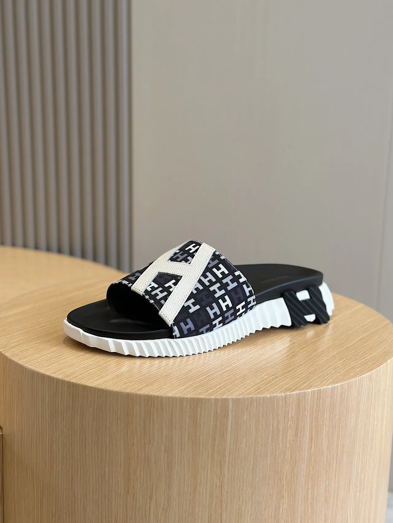 Hermès Oran Black White Monogrammed Strap Oversized H Logo Slippers 2