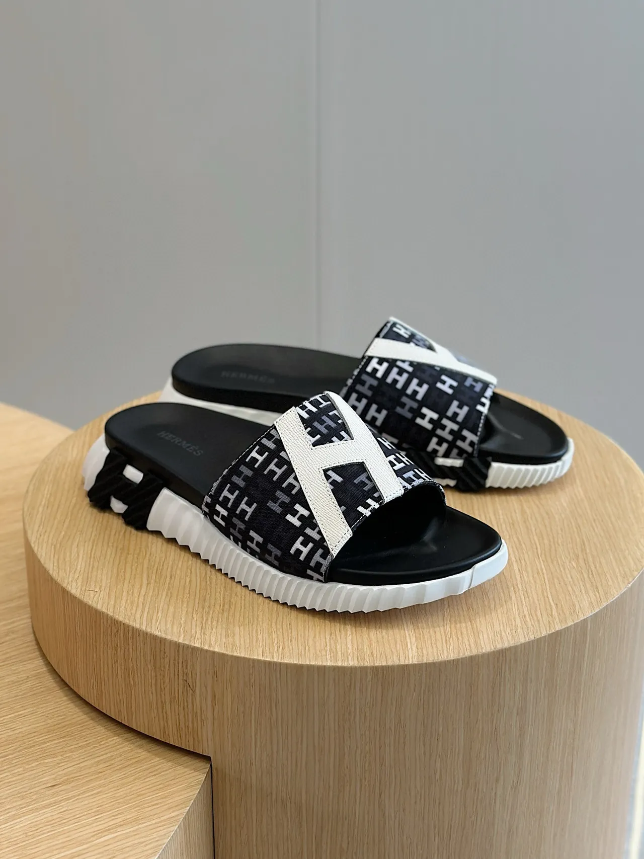 Hermès Oran Black White Monogrammed Strap Oversized H Logo Slippers 3