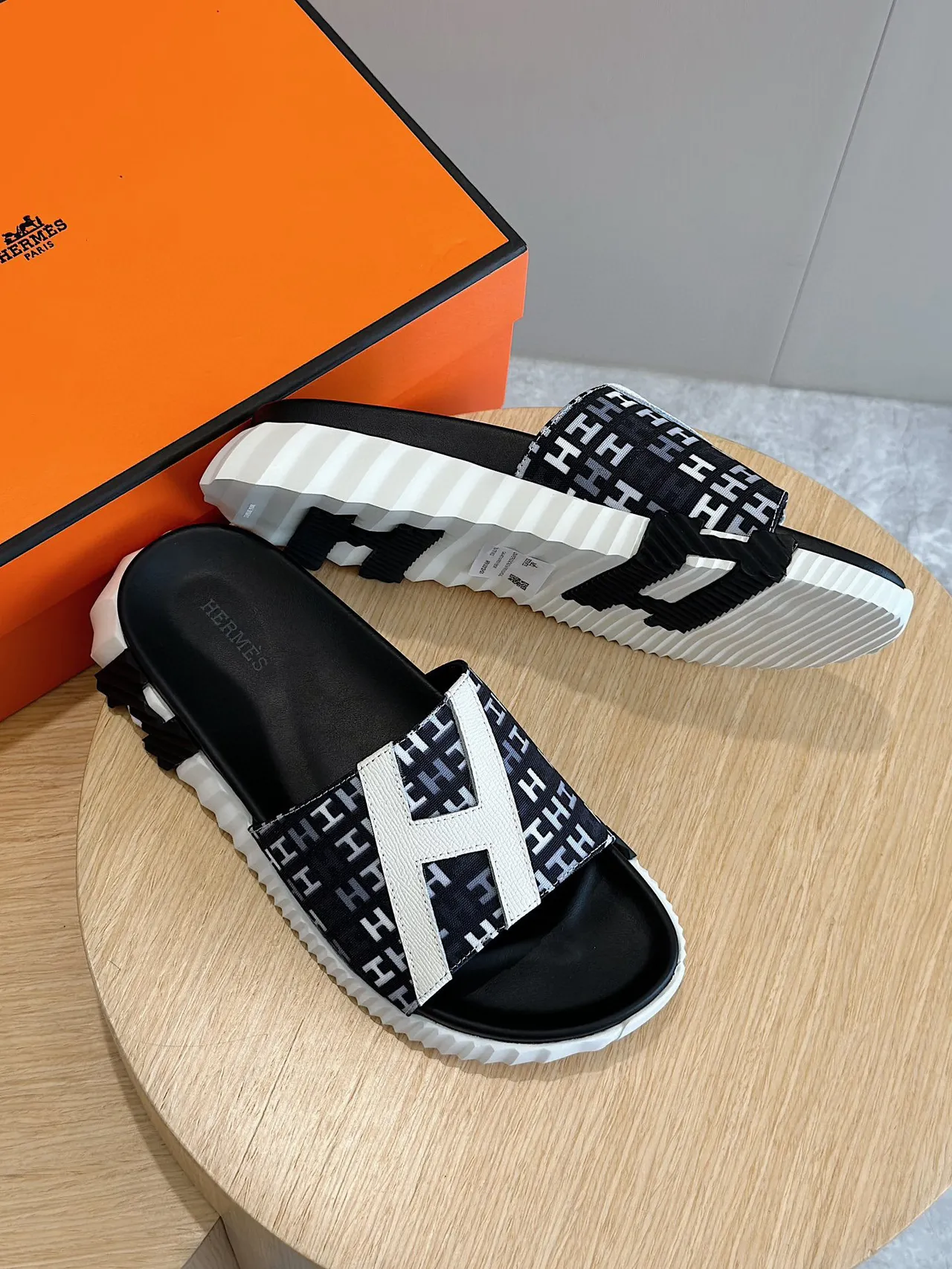 Hermès Oran Black White Monogrammed Strap Oversized H Logo Slippers 9