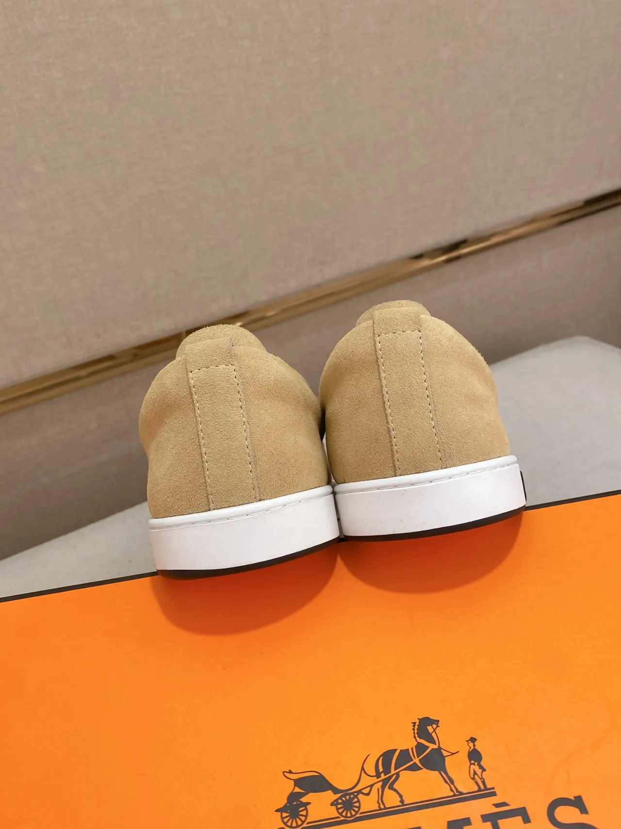 Hermès Oran Loafer Mocassins en daim beige à semelle blanche 3
