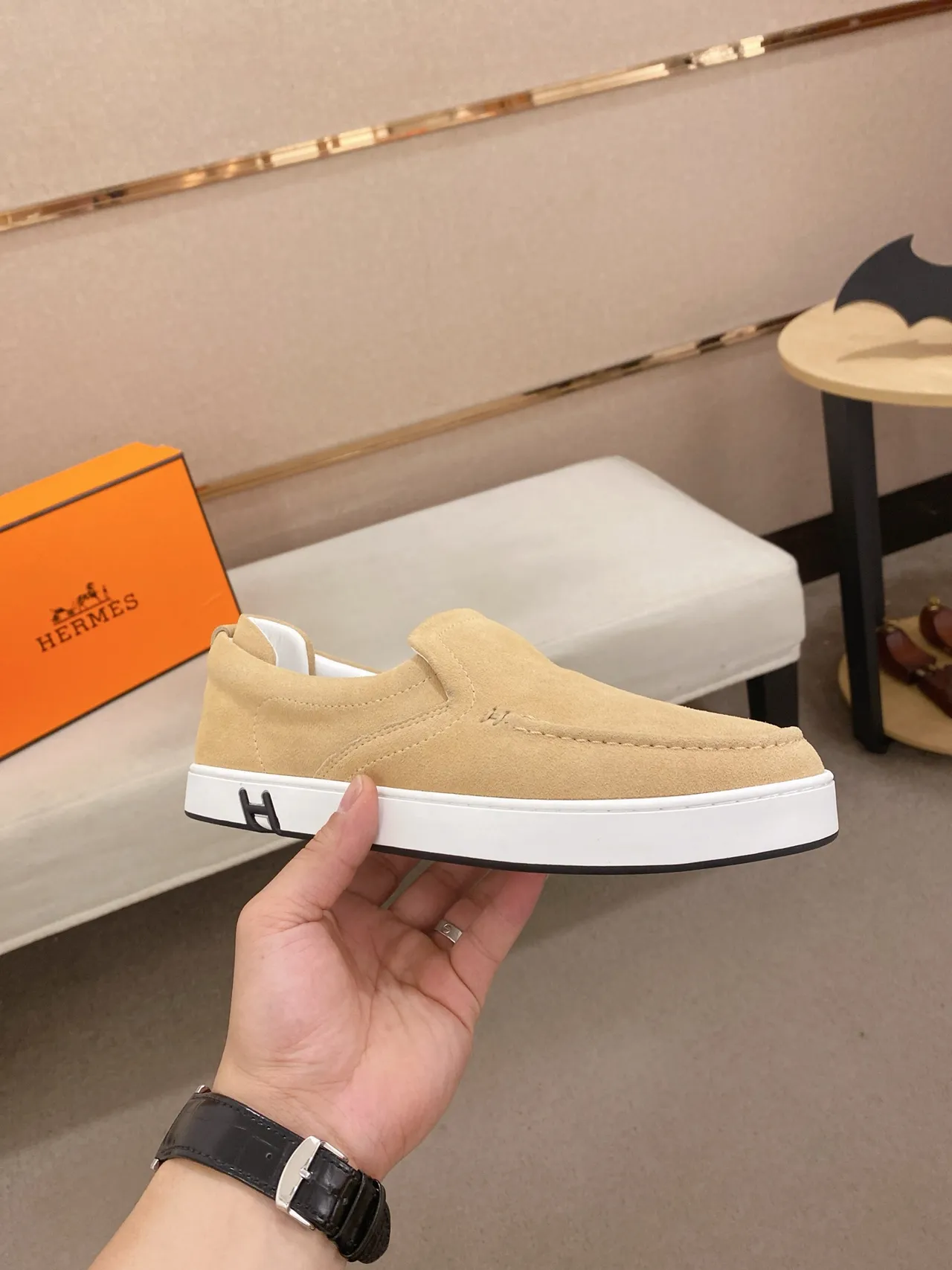 Hermès Oran Loafer Mocassins en daim beige à semelle blanche 4