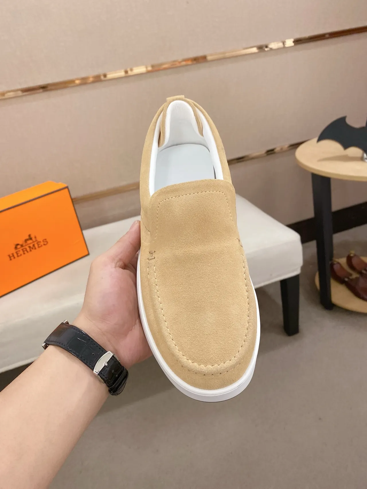 Hermès Oran Loafer Mocassins en daim beige à semelle blanche 5