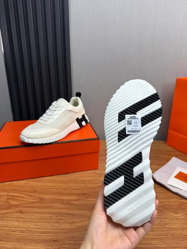 Hermès Oran Off-White et Black sneakers lifestyle 2