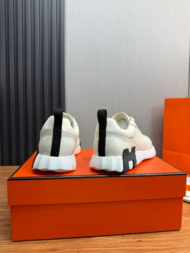 Hermès Oran Off-White et Black sneakers lifestyle 3