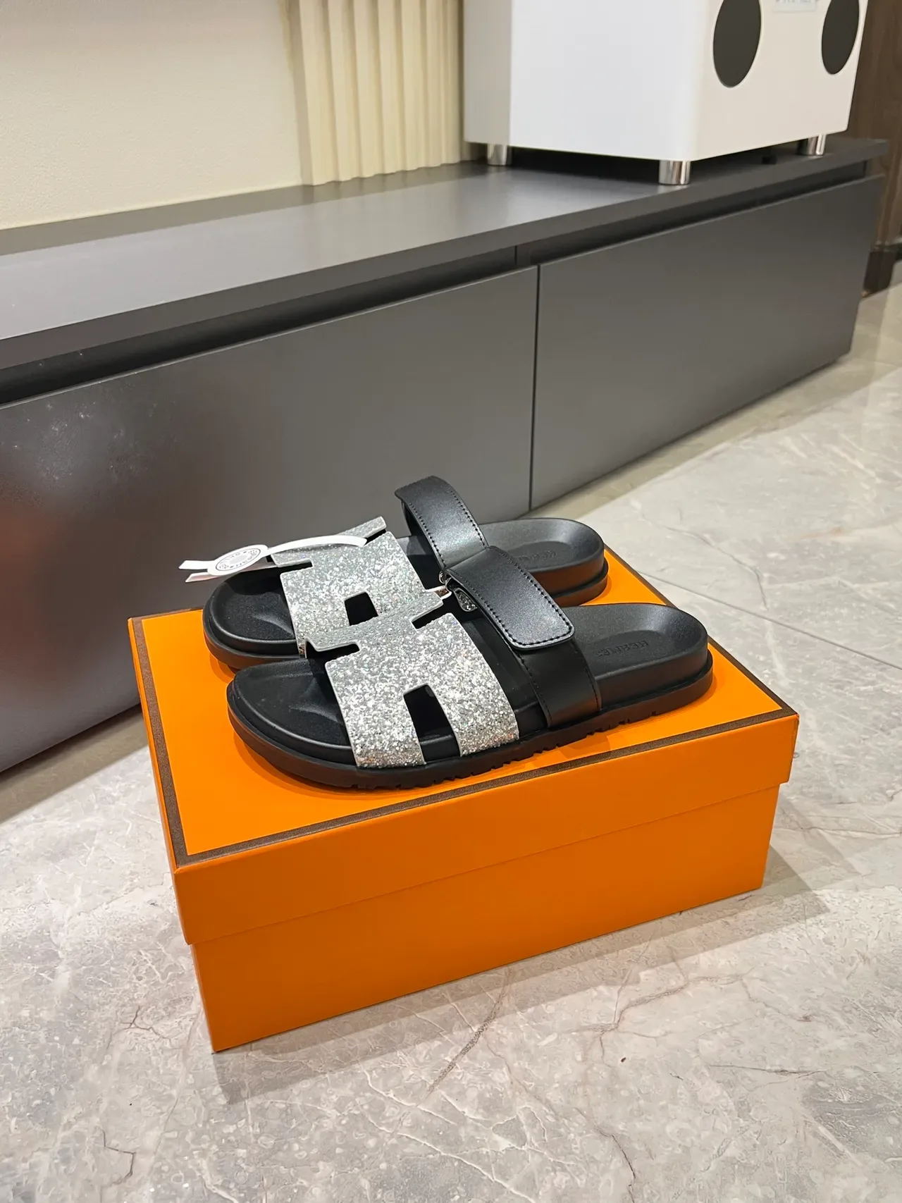 Hermès ओरन स्लाइड क्रिस्टल एम्बेलिश्ड एच-स्ट्रैप सैंडल 9