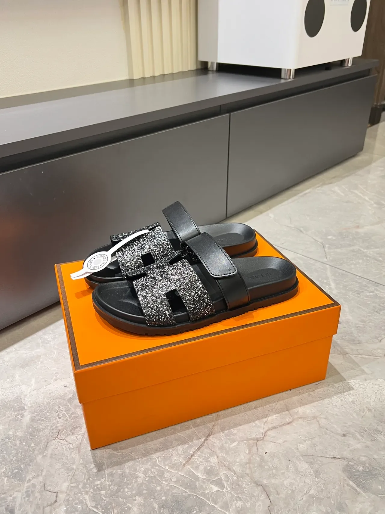 Hermès ओरन स्लाइड क्रिस्टल एम्बेलिश्ड एच-स्ट्रैप सैंडल 10