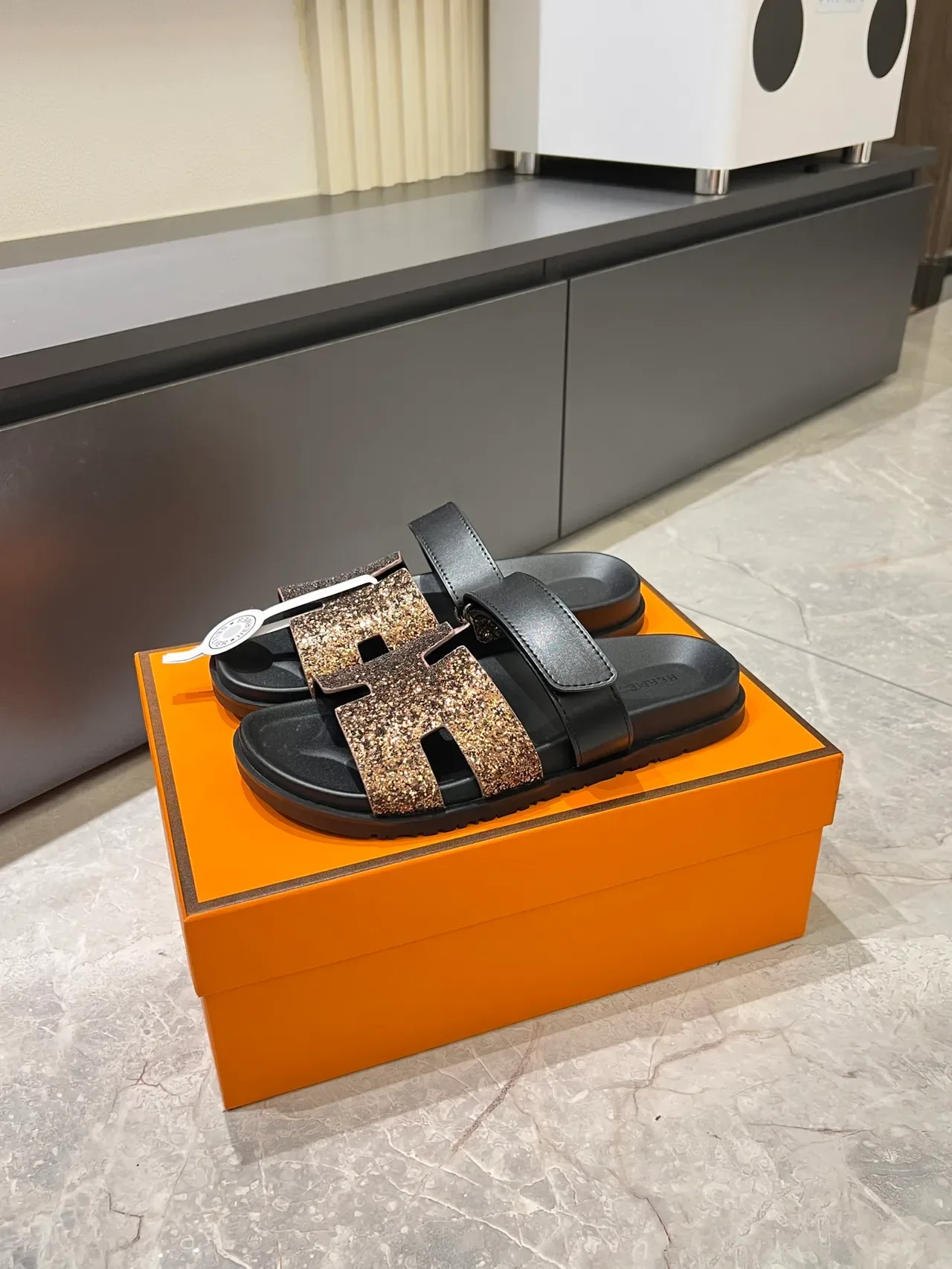 Hermès ओरन स्लाइड क्रिस्टल एम्बेलिश्ड एच-स्ट्रैप सैंडल 11