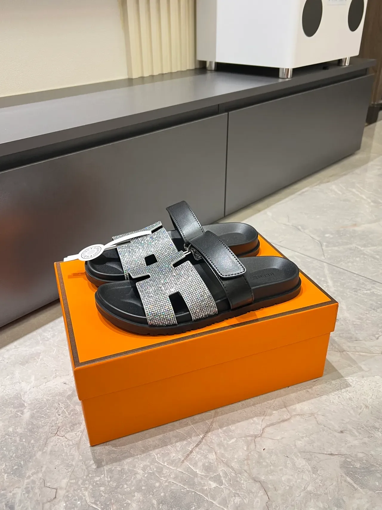 Hermès ओरन स्लाइड क्रिस्टल एम्बेलिश्ड एच-स्ट्रैप सैंडल 12