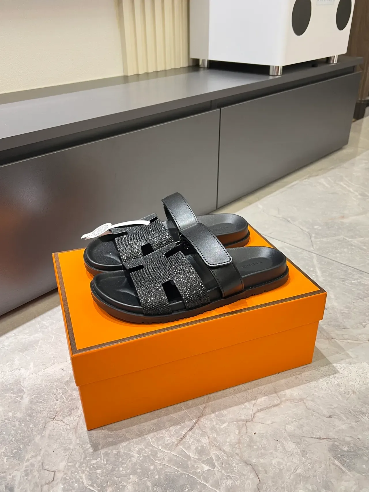 Hermès ओरन स्लाइड क्रिस्टल एम्बेलिश्ड एच-स्ट्रैप सैंडल 13