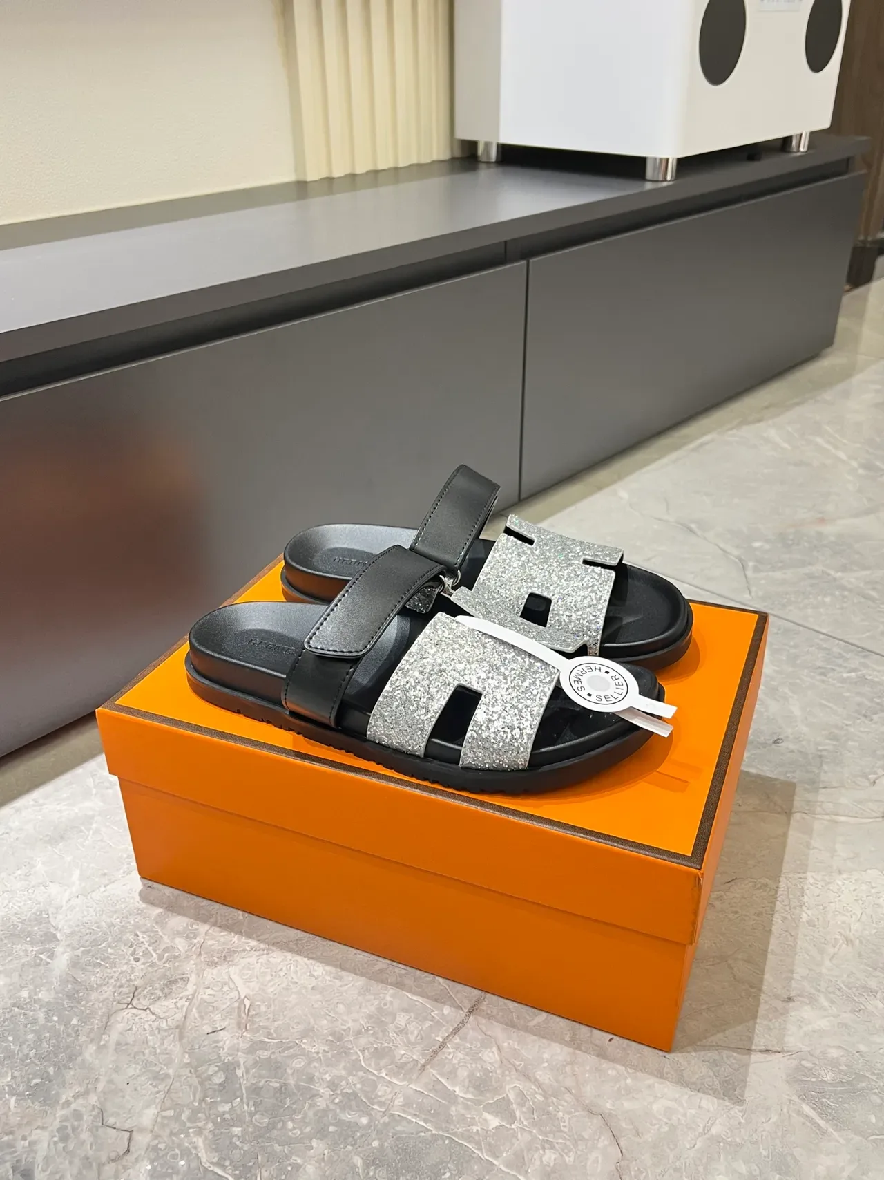 Hermès ओरन स्लाइड क्रिस्टल एम्बेलिश्ड एच-स्ट्रैप सैंडल 16