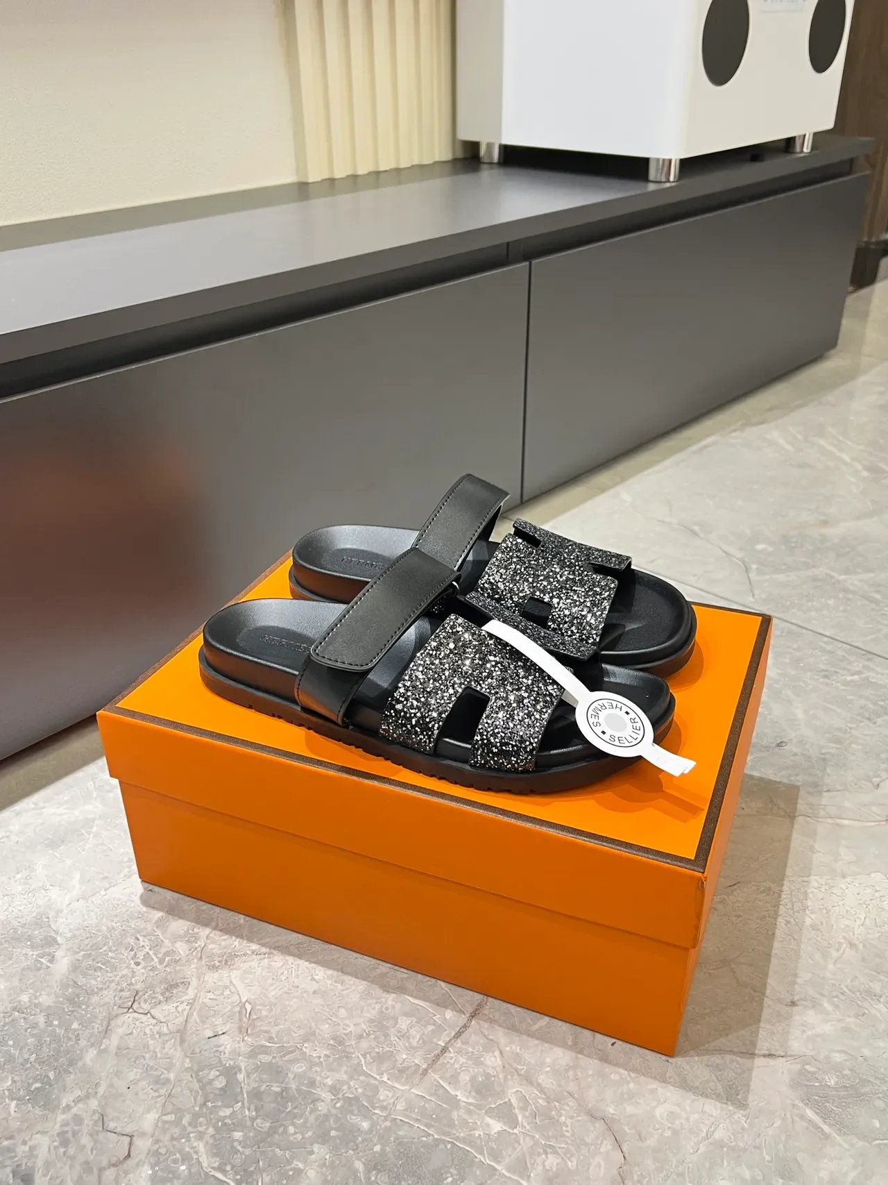 Hermès ओरन स्लाइड क्रिस्टल एम्बेलिश्ड एच-स्ट्रैप सैंडल 17