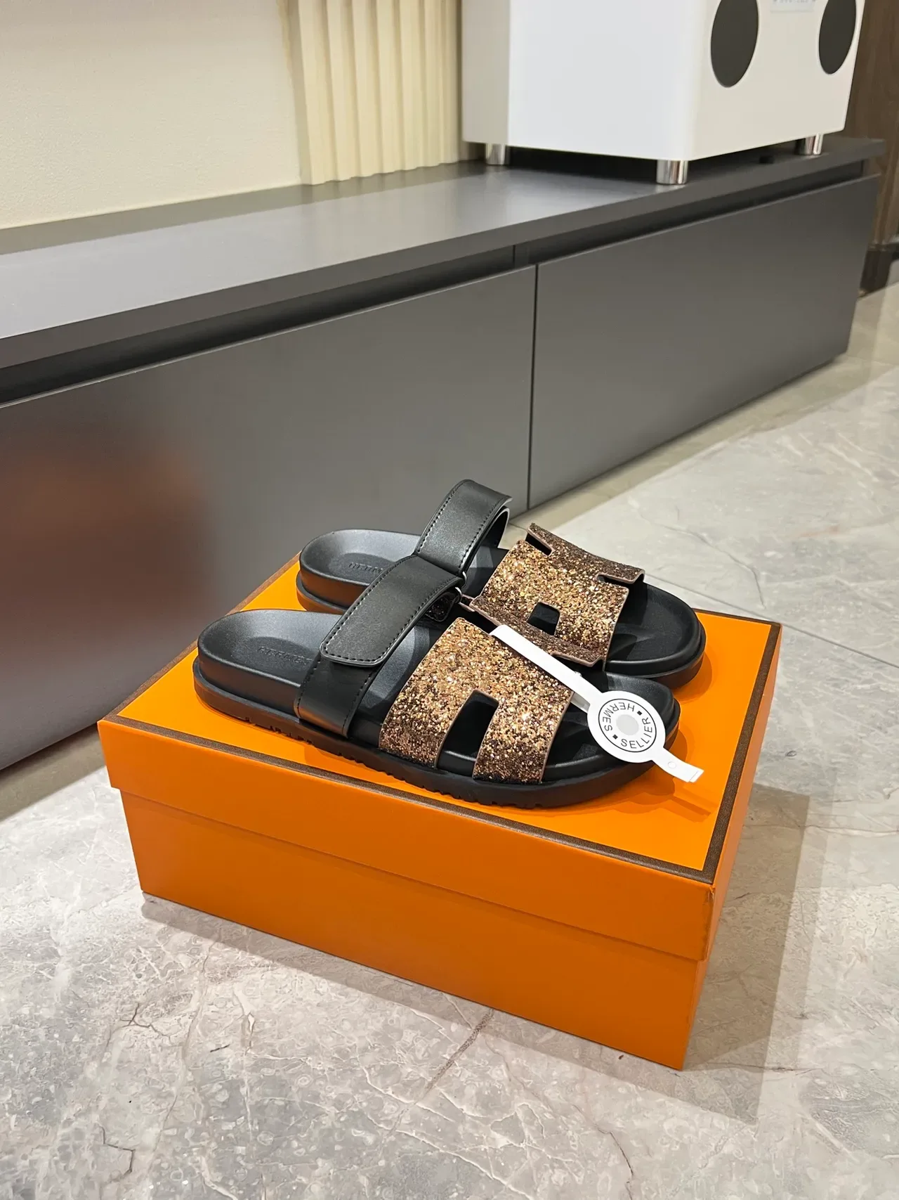Hermès ओरन स्लाइड क्रिस्टल एम्बेलिश्ड एच-स्ट्रैप सैंडल 18