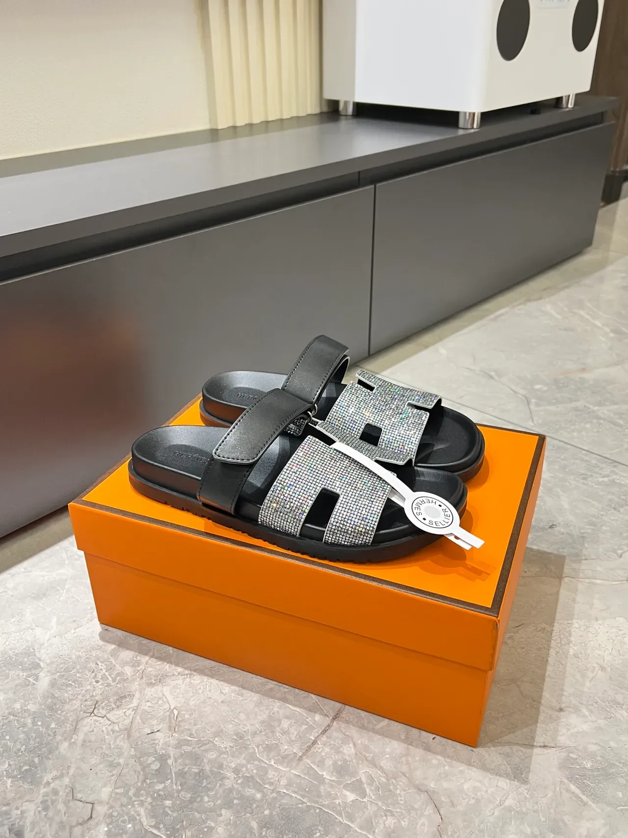 Hermès ओरन स्लाइड क्रिस्टल एम्बेलिश्ड एच-स्ट्रैप सैंडल 19