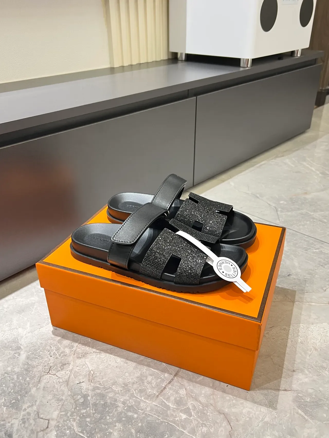 Hermès ओरन स्लाइड क्रिस्टल एम्बेलिश्ड एच-स्ट्रैप सैंडल 20