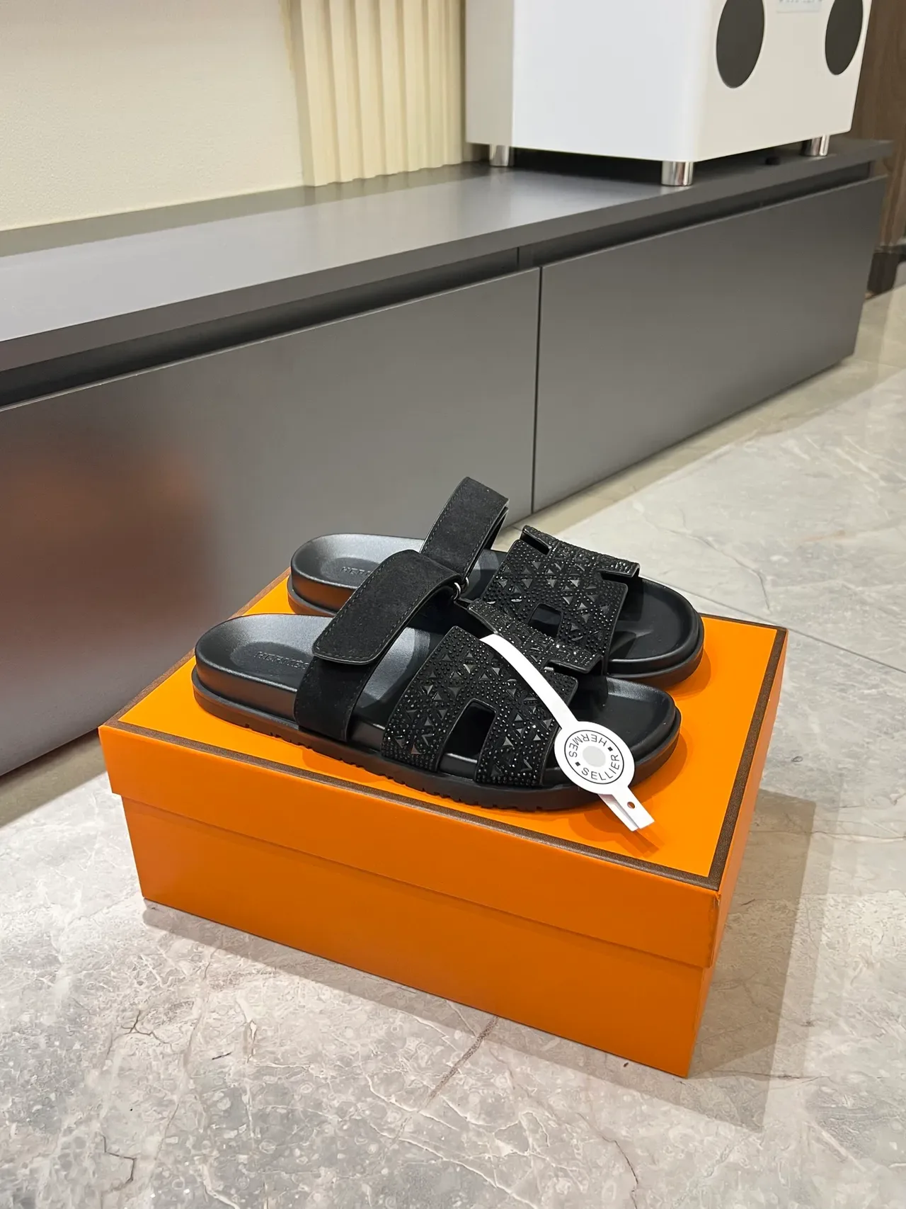 Hermès ओरन स्लाइड क्रिस्टल एम्बेलिश्ड एच-स्ट्रैप सैंडल 22