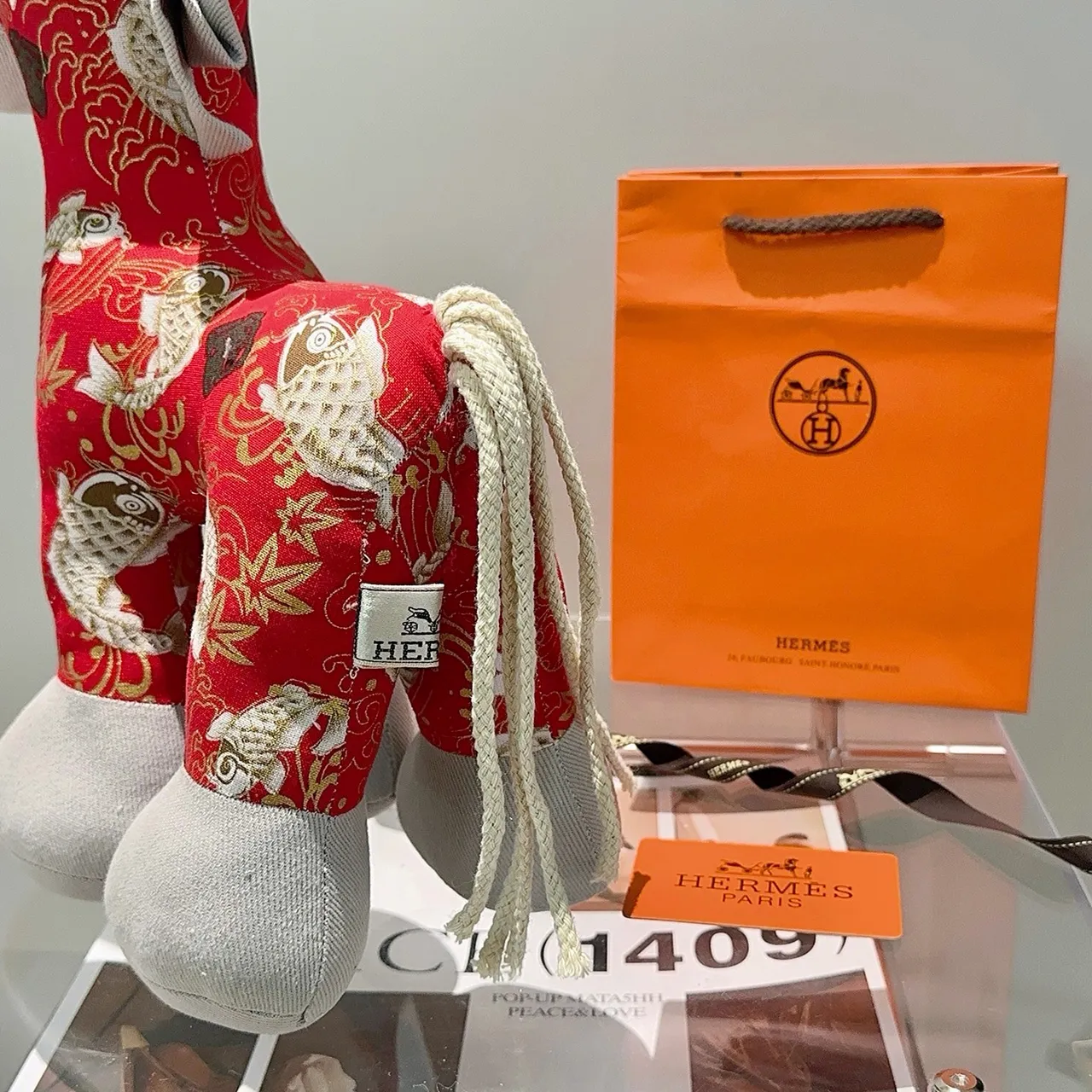 Hermès Rouge Gris Brodé Motif Poisson Koi Tissu Similaire à la Soie Sac à Main 3