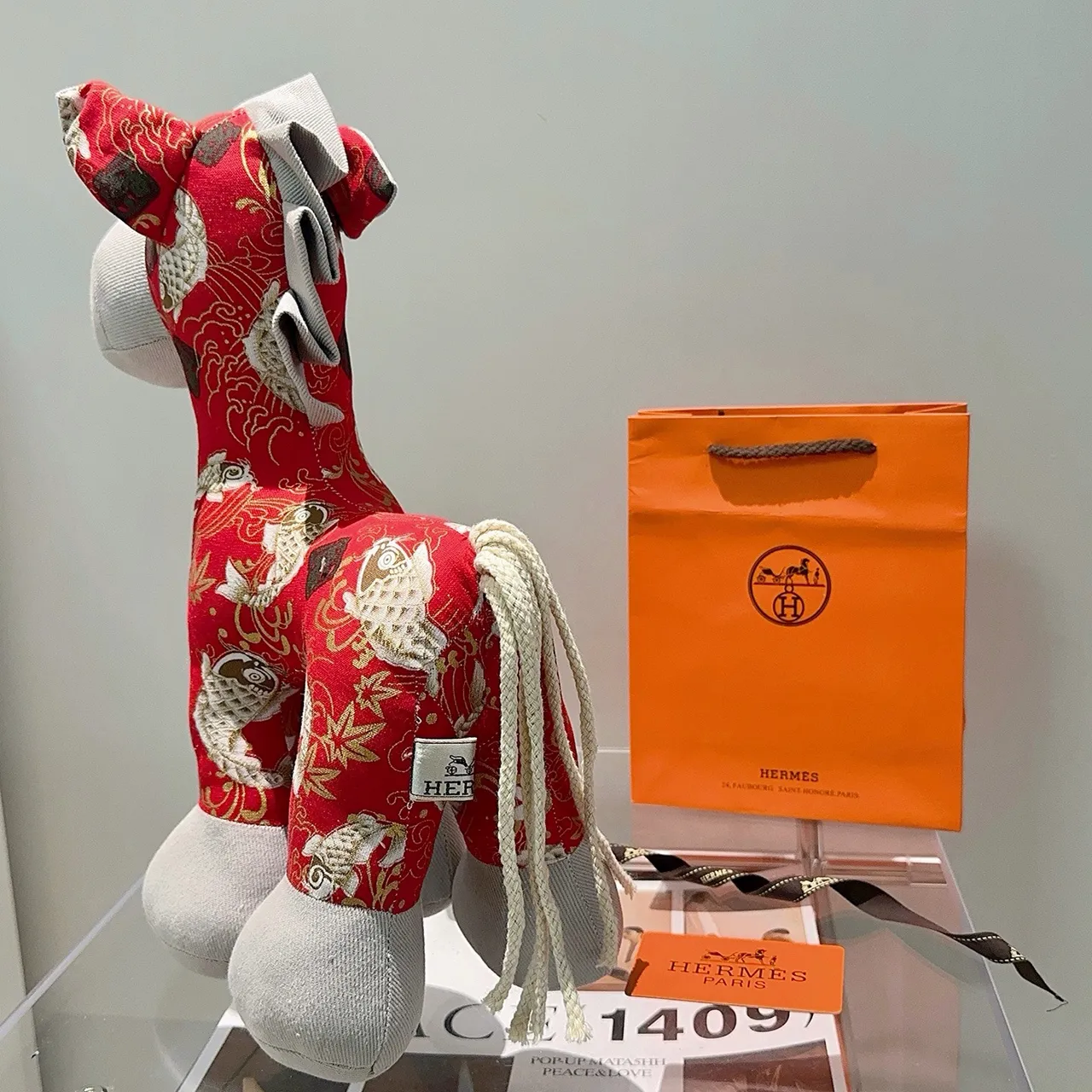 Hermès Rouge Gris Brodé Motif Poisson Koi Tissu Similaire à la Soie Sac à Main 5