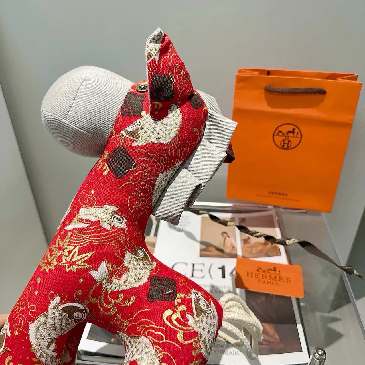 Hermès Rouge Gris Brodé Motif Poisson Koi Tissu Similaire à la Soie Sac à Main 6