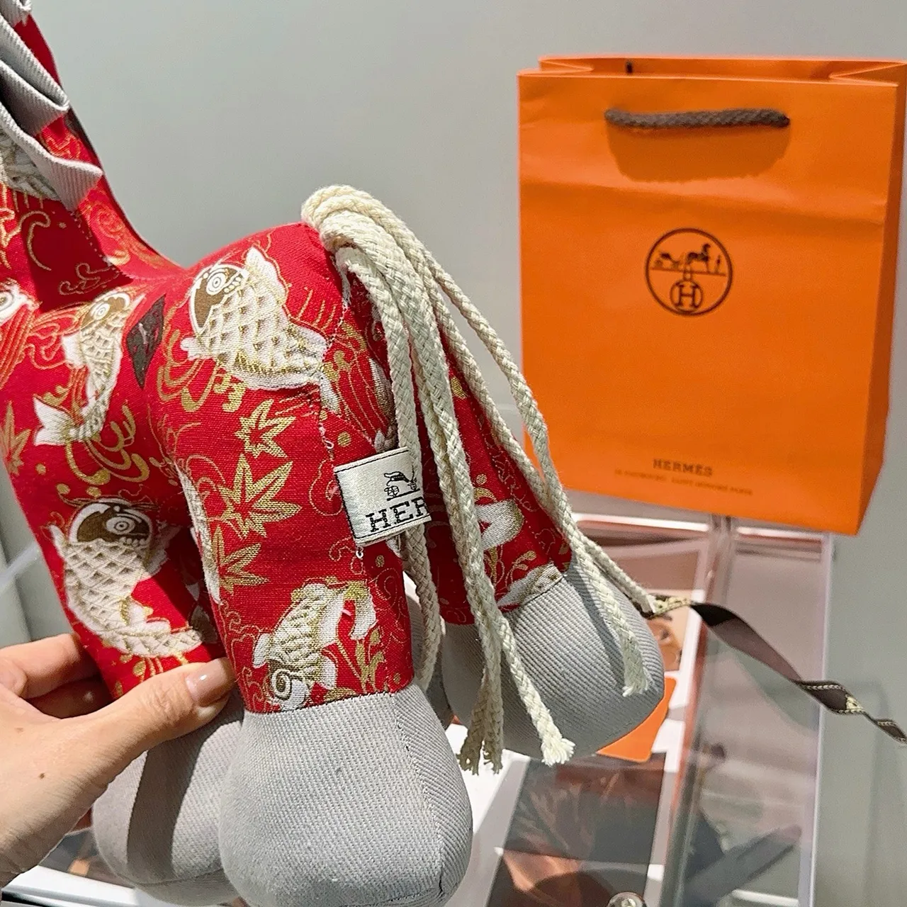 Hermès Rouge Gris Brodé Motif Poisson Koi Tissu Similaire à la Soie Sac à Main 7