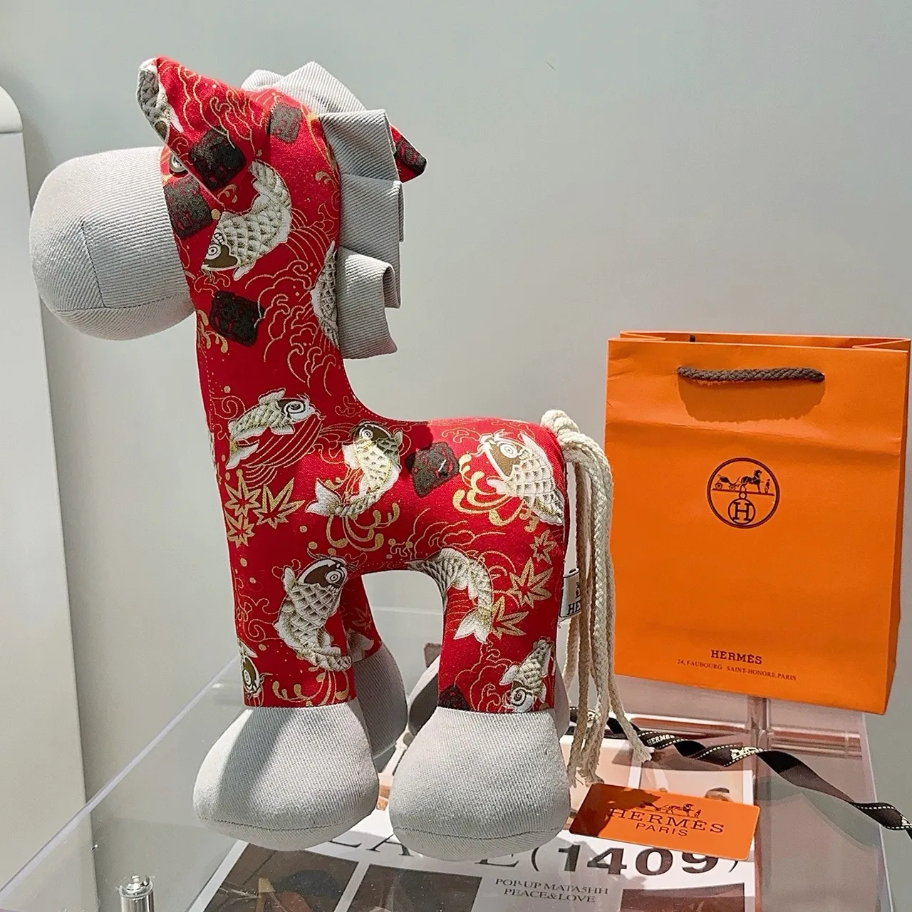 Hermès Rouge Gris Brodé Motif Poisson Koi Tissu Similaire à la Soie Sac à Main 8
