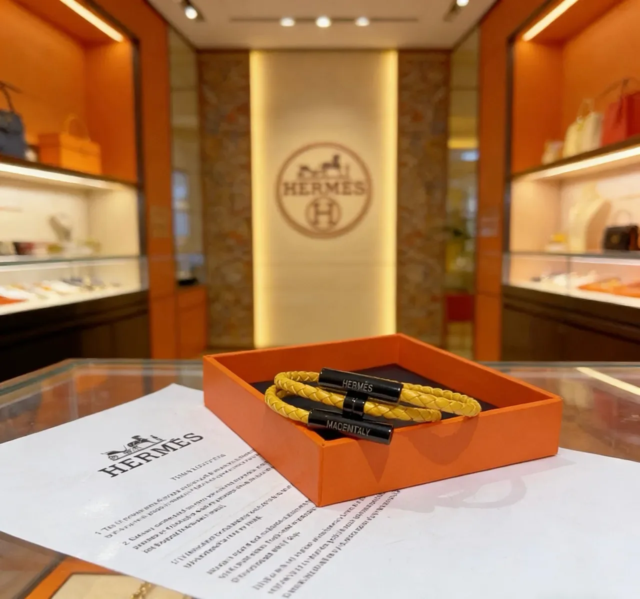 Hermès Bracelet en cuir tressé avec fermeture magnétique jaune et noir 2