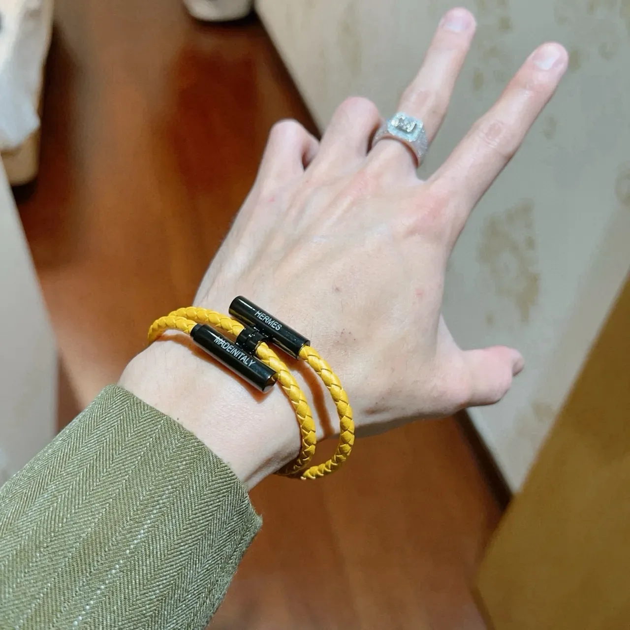 Hermès Bracelet en cuir tressé avec fermeture magnétique jaune et noir 3