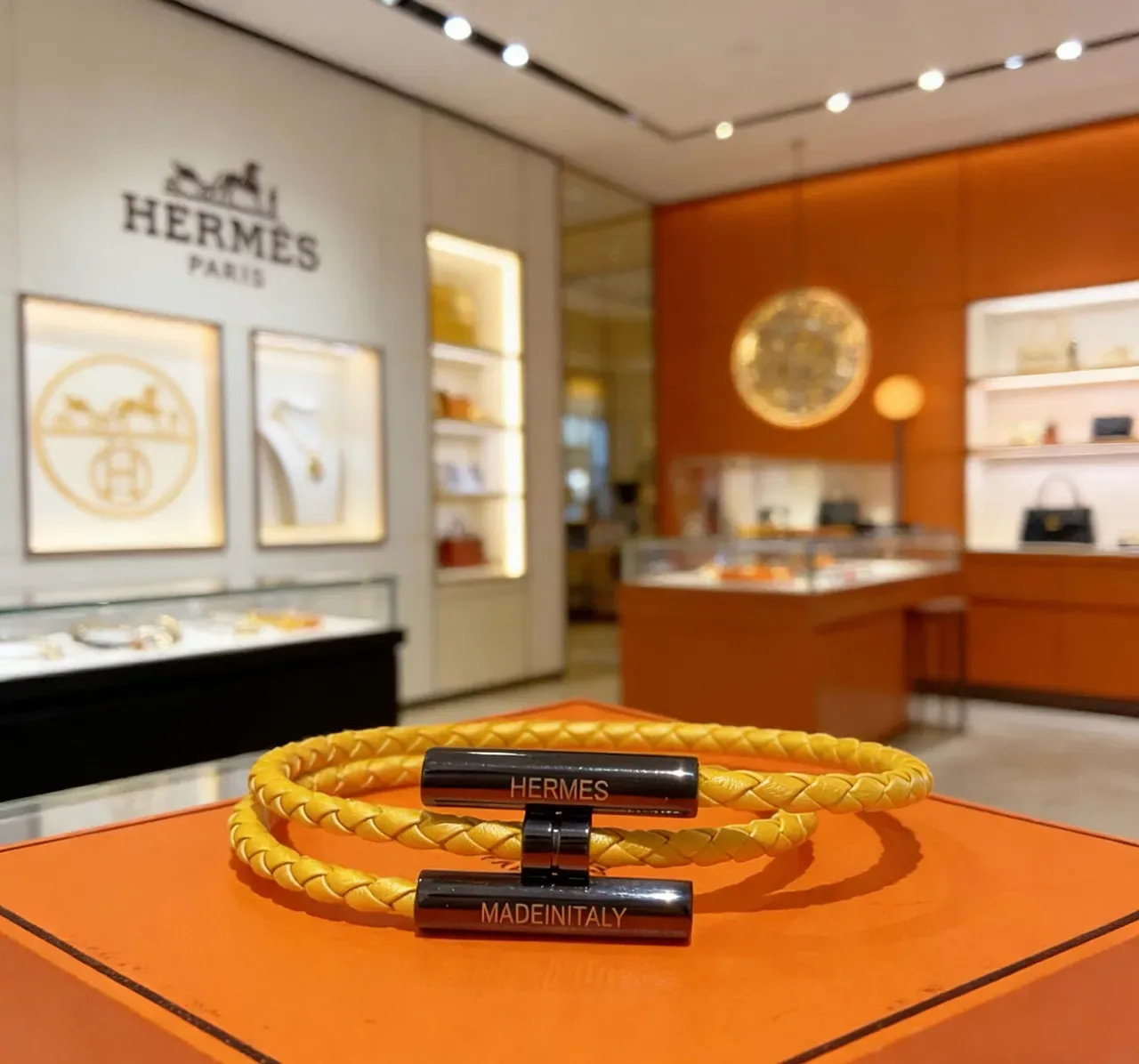 Hermès Bracelet en cuir tressé avec fermeture magnétique jaune et noir 5