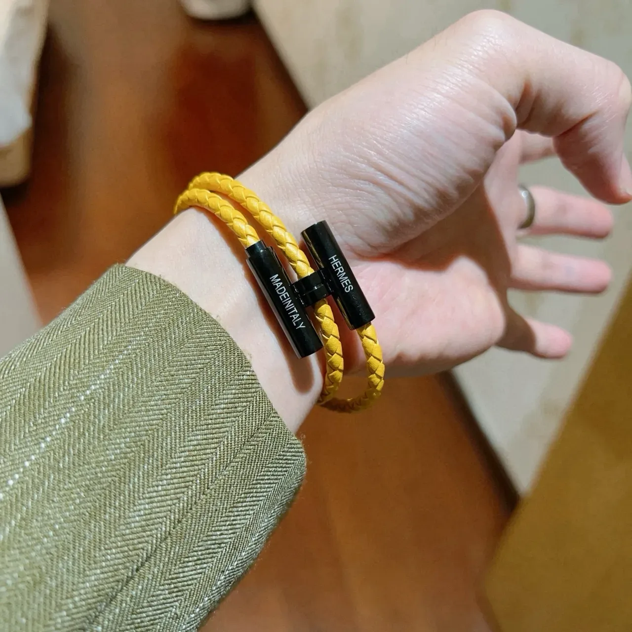 Hermès Bracelet en cuir tressé avec fermeture magnétique jaune et noir 6