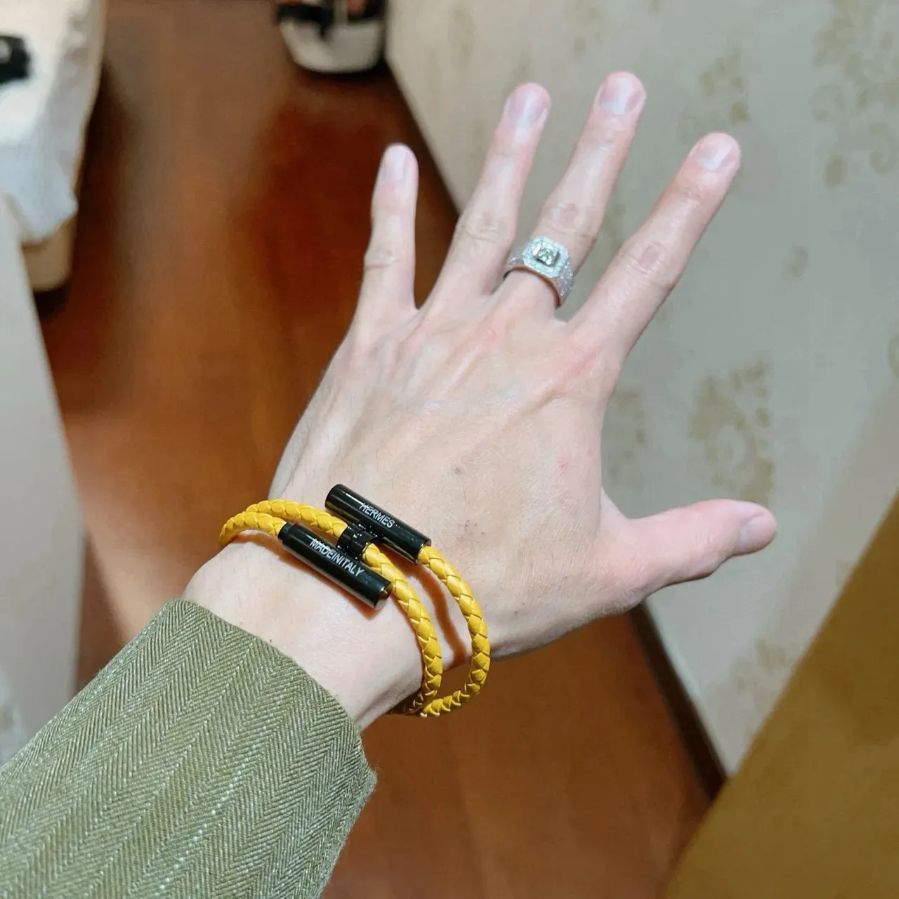Hermès Bracelet en cuir tressé avec fermeture magnétique jaune et noir 7