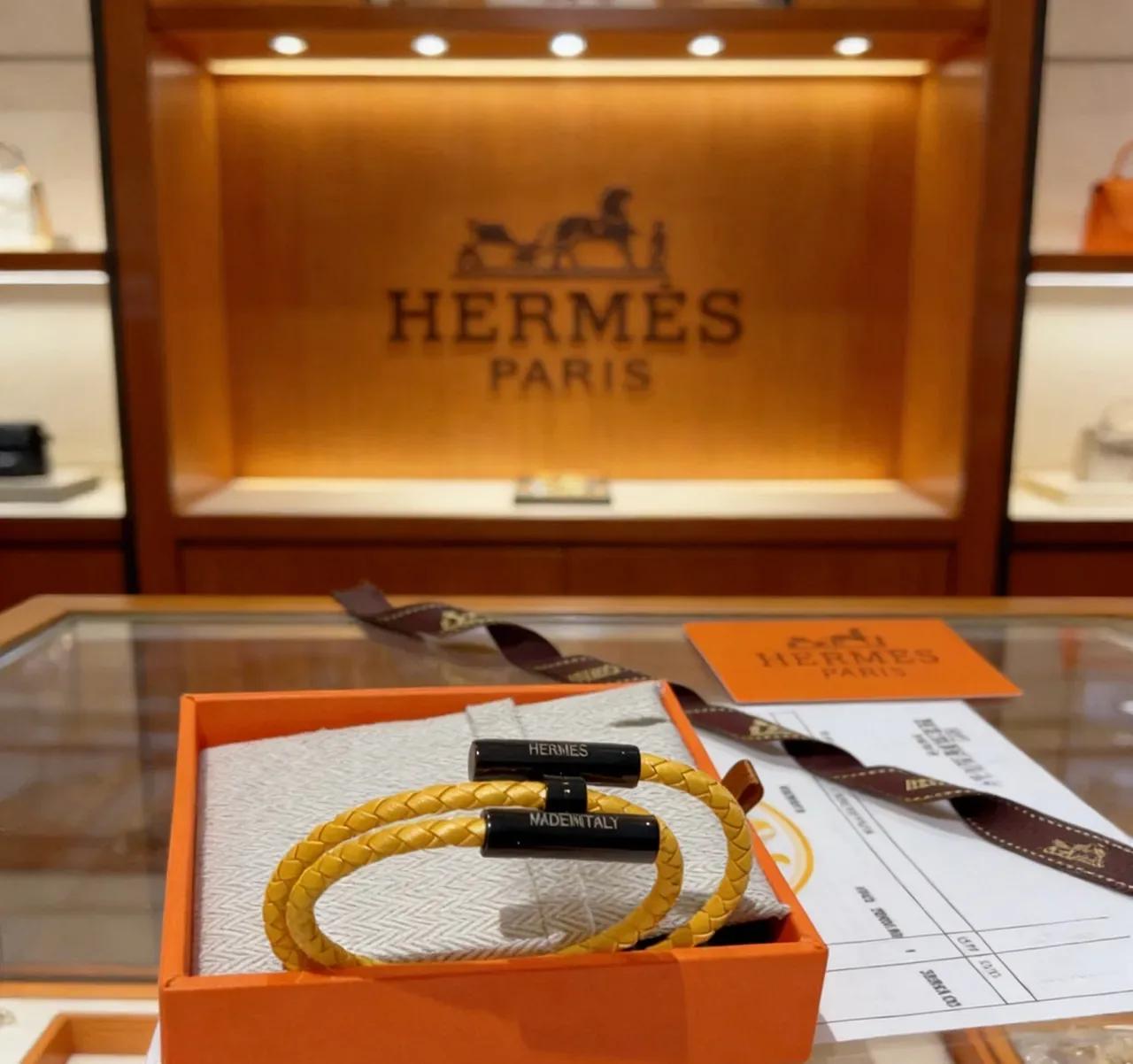 Hermès Bracelet en cuir tressé avec fermeture magnétique jaune et noir 8