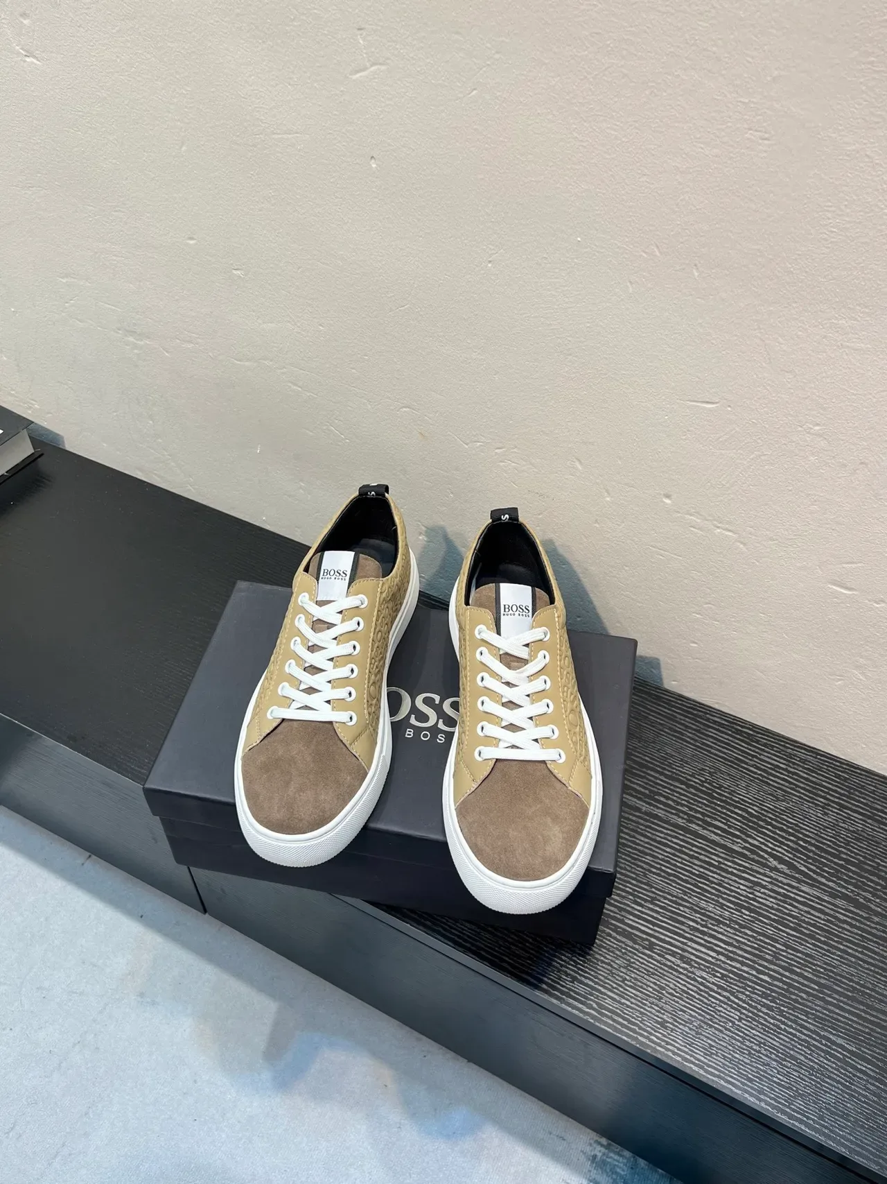 Hugo Boss bege embossado logotipo estilo de vida sneakers 2
