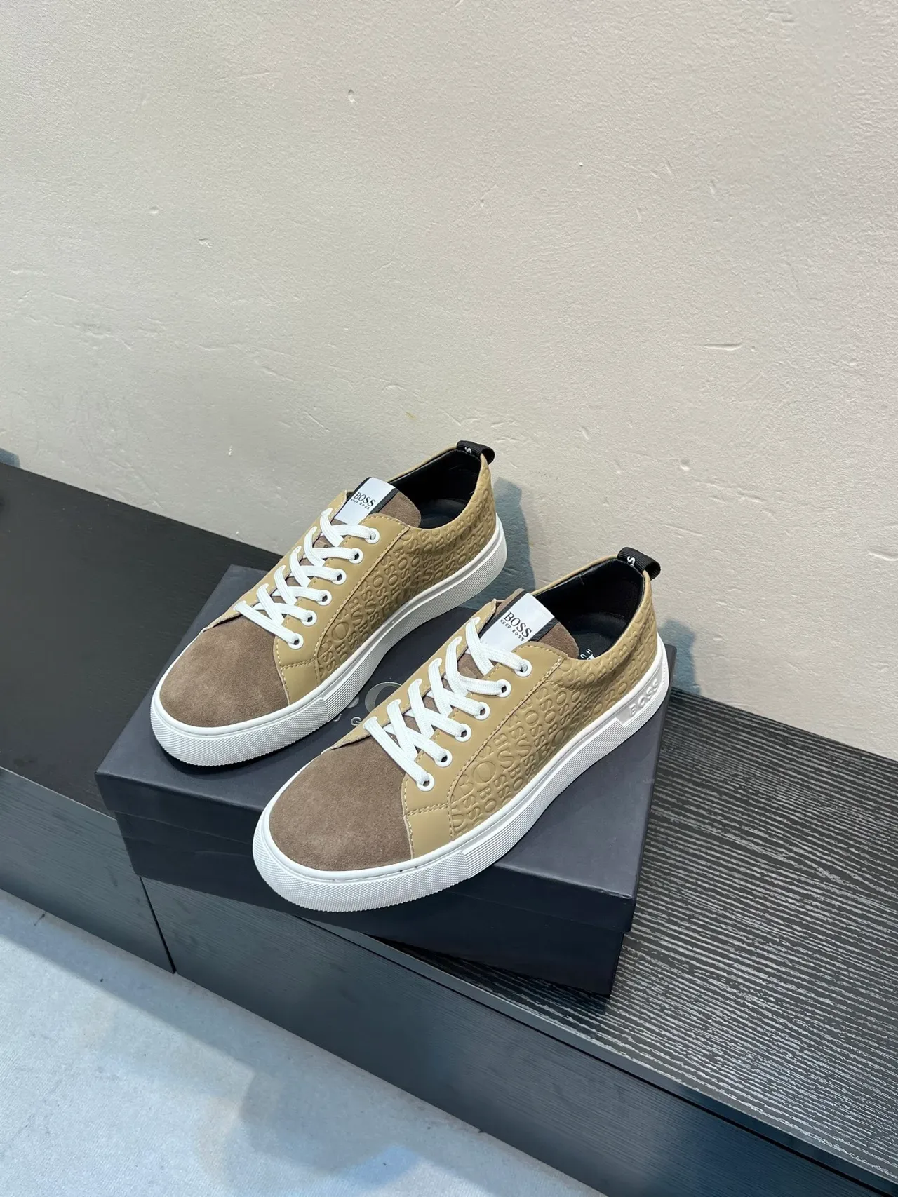 Hugo Boss bege embossado logotipo estilo de vida sneakers 3