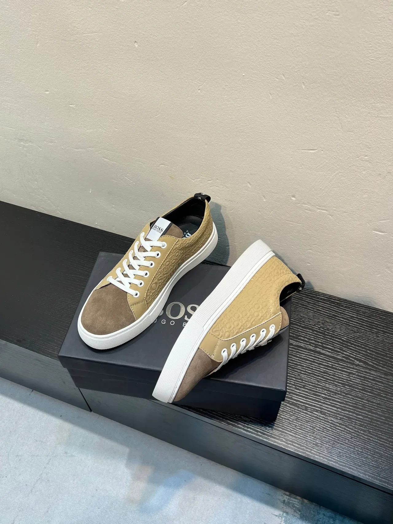 Hugo Boss bege embossado logotipo estilo de vida sneakers 4