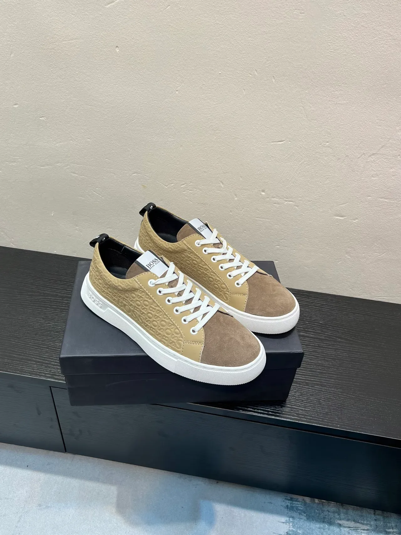 Hugo Boss bege embossado logotipo estilo de vida sneakers 5