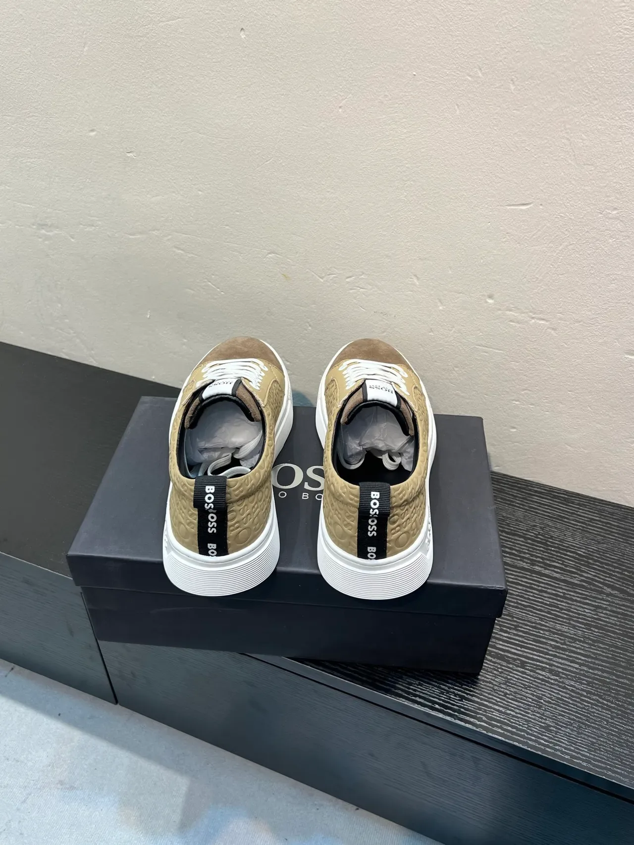 Hugo Boss bege embossado logotipo estilo de vida sneakers 6