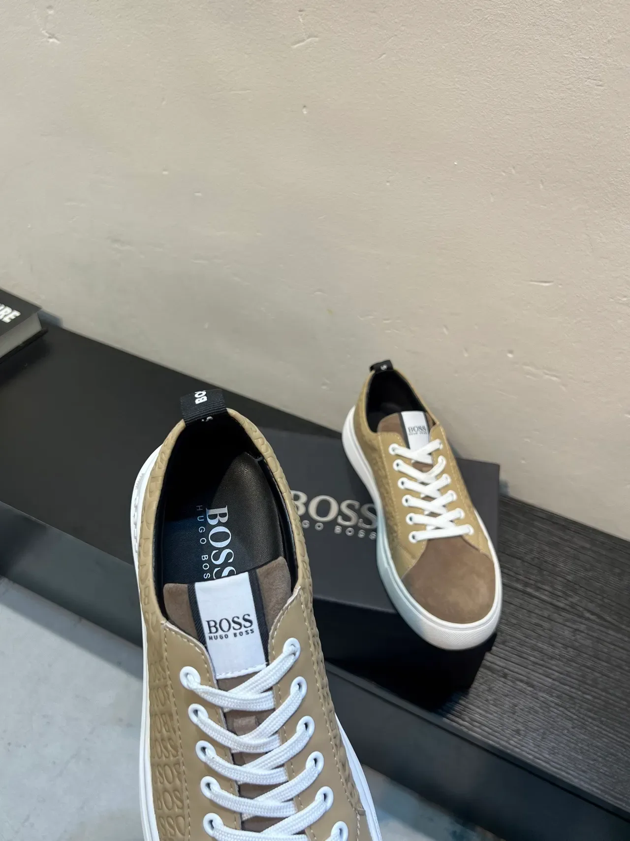 Hugo Boss bege embossado logotipo estilo de vida sneakers 7