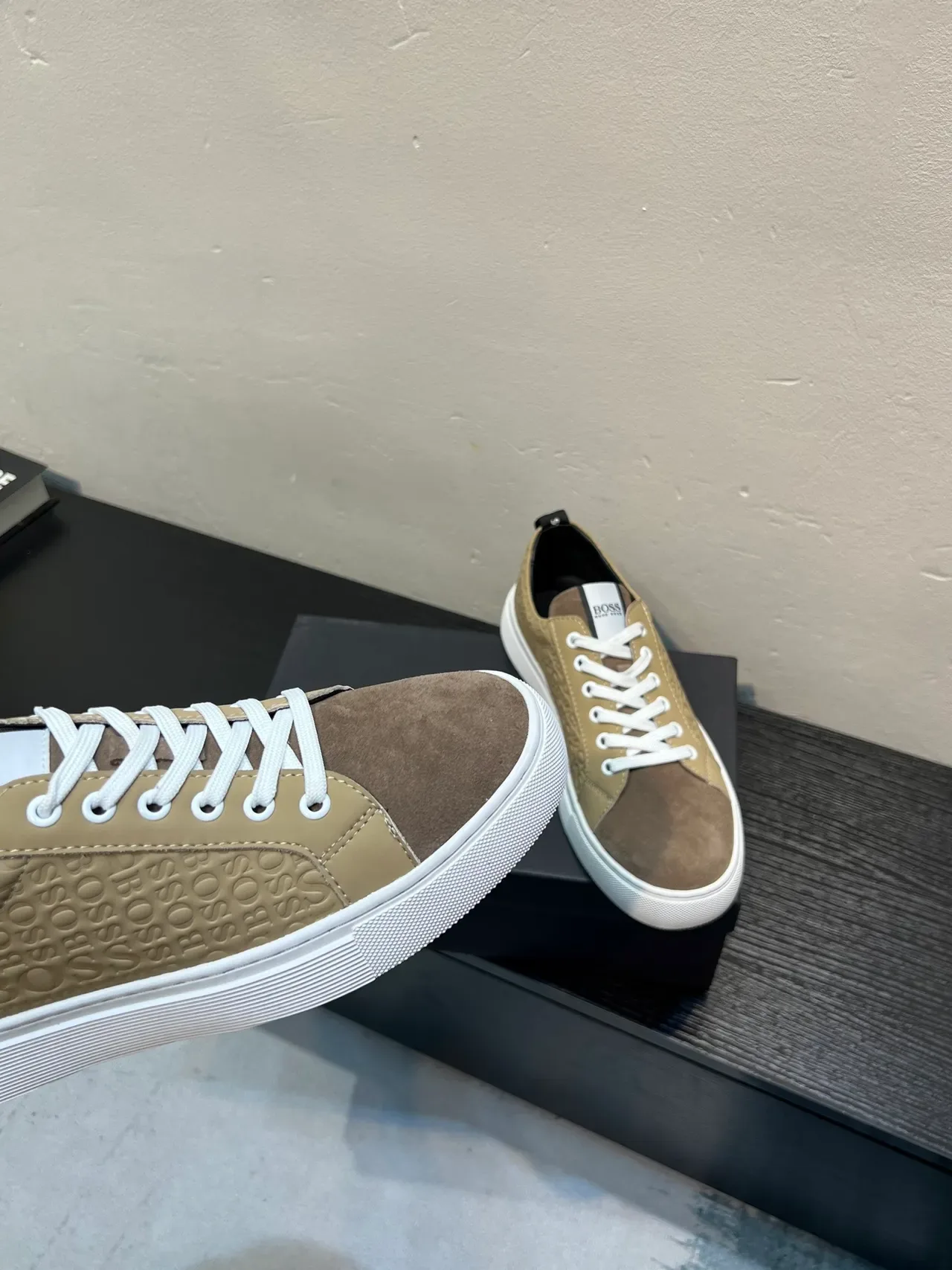 Hugo Boss bege embossado logotipo estilo de vida sneakers 8