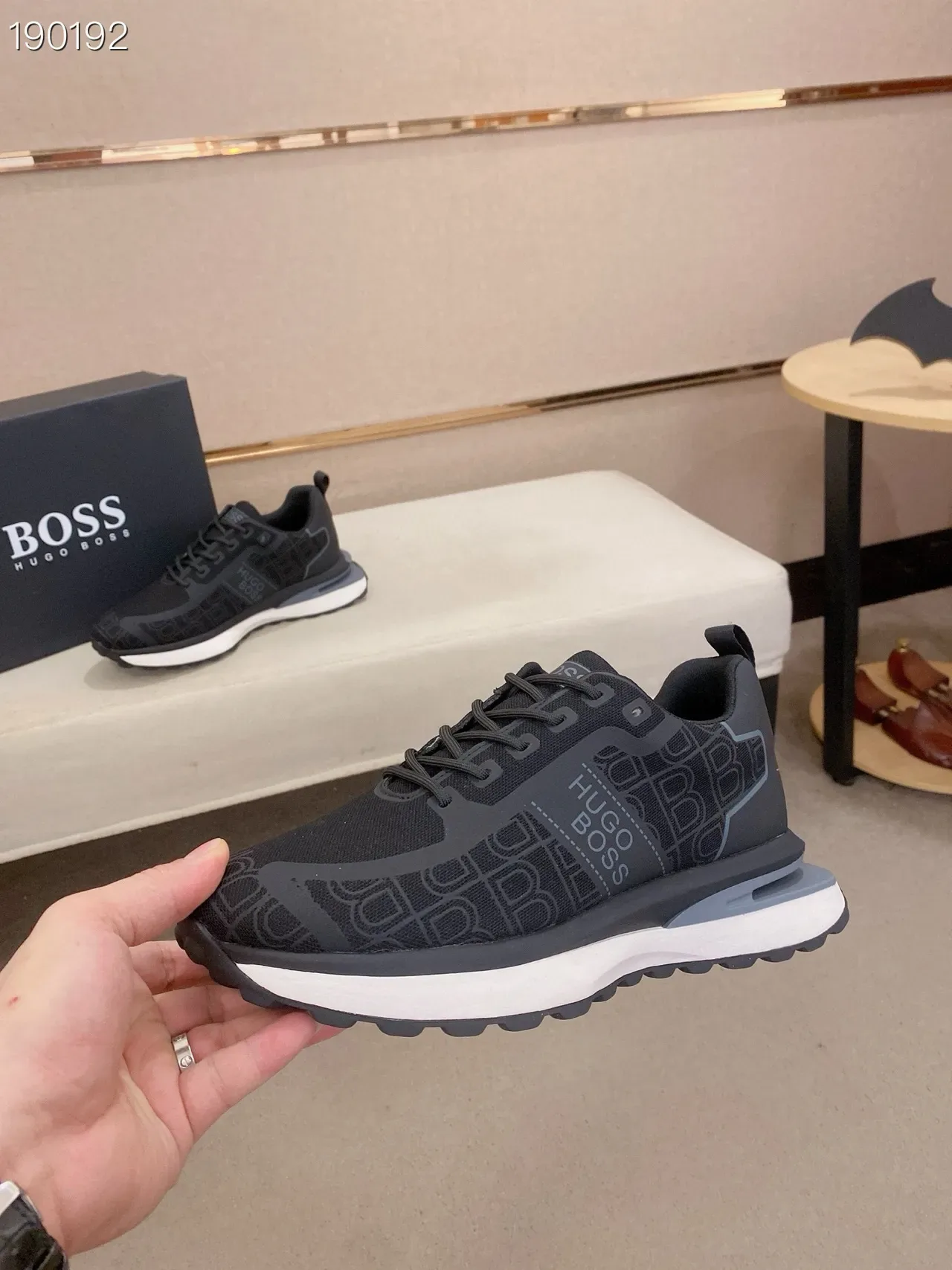 Hugo Boss sneakers lifestyle noir blanc monocromatique tonal logo print 4