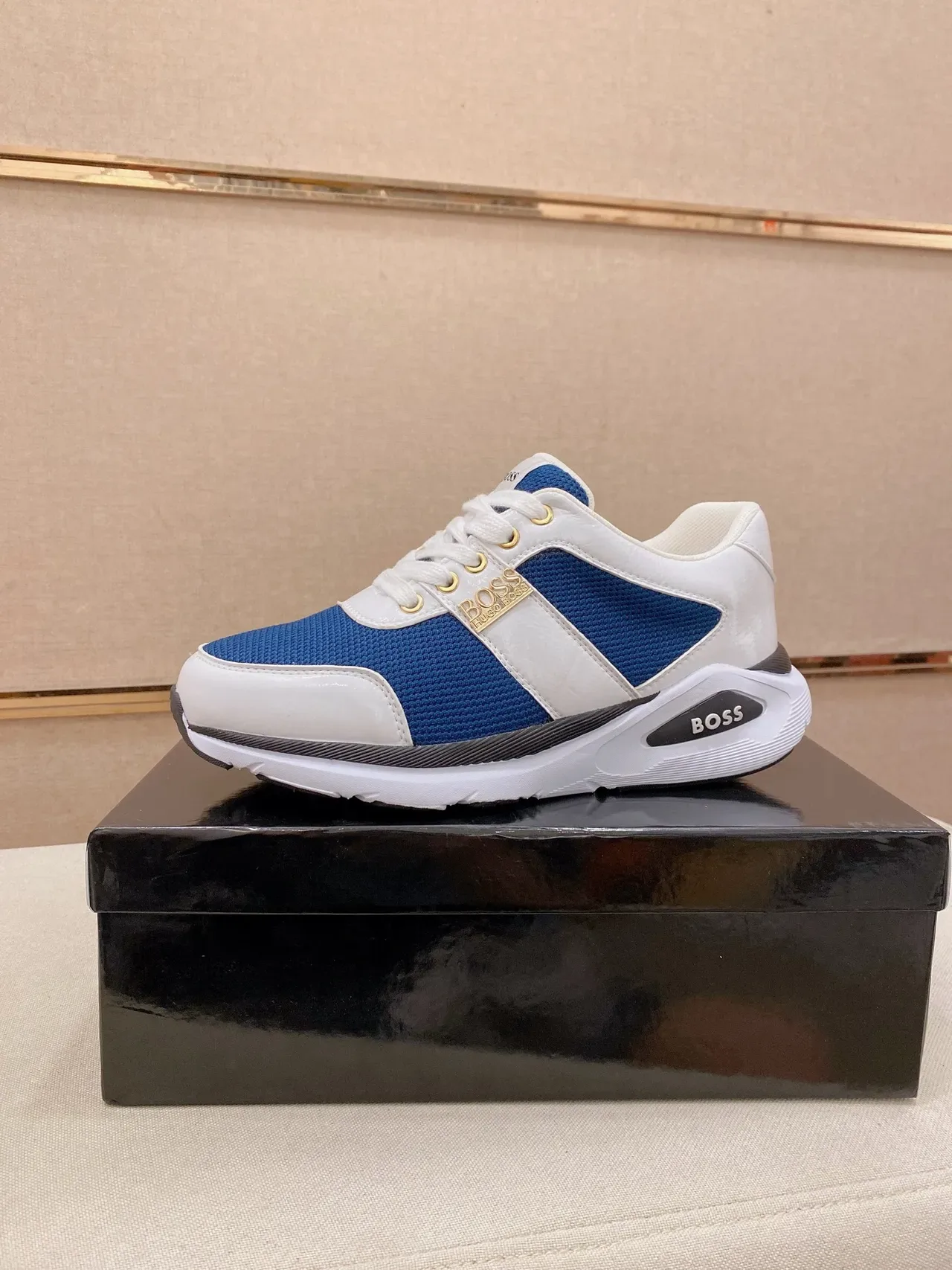 Hugo Boss Bleu Blanc Asymétrique Color-Blocked Empiègne Matériau doré Chaussures lifestyle 1
