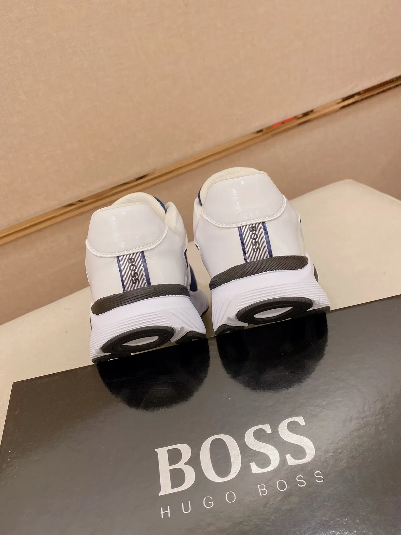 Hugo Boss Bleu Blanc Asymétrique Color-Blocked Empiègne Matériau doré Chaussures lifestyle 3