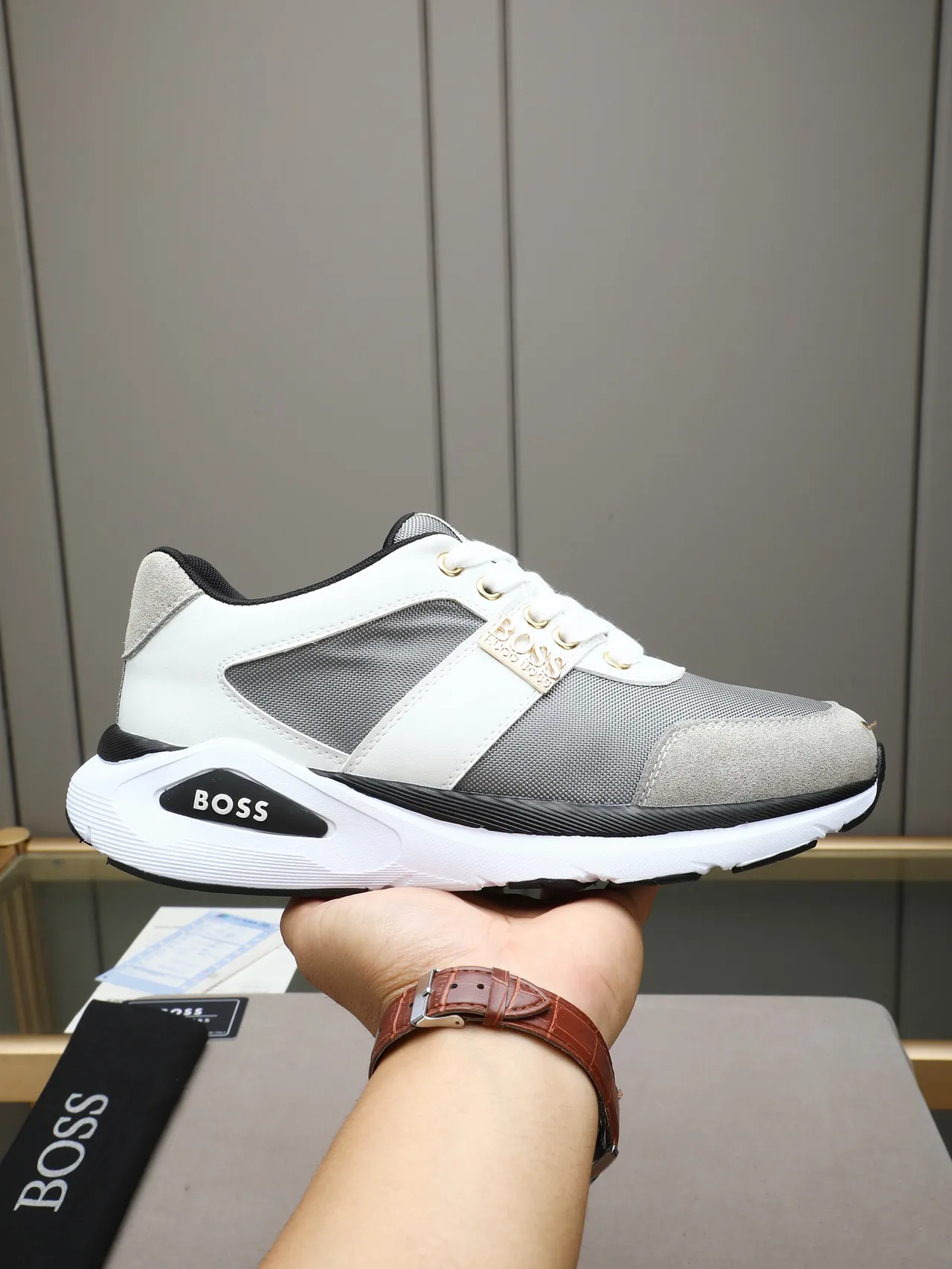 Hugo Boss Sneakers Blancs et Gris en Matériau Mixte avec Color Blocking sur l'Empeigne 1