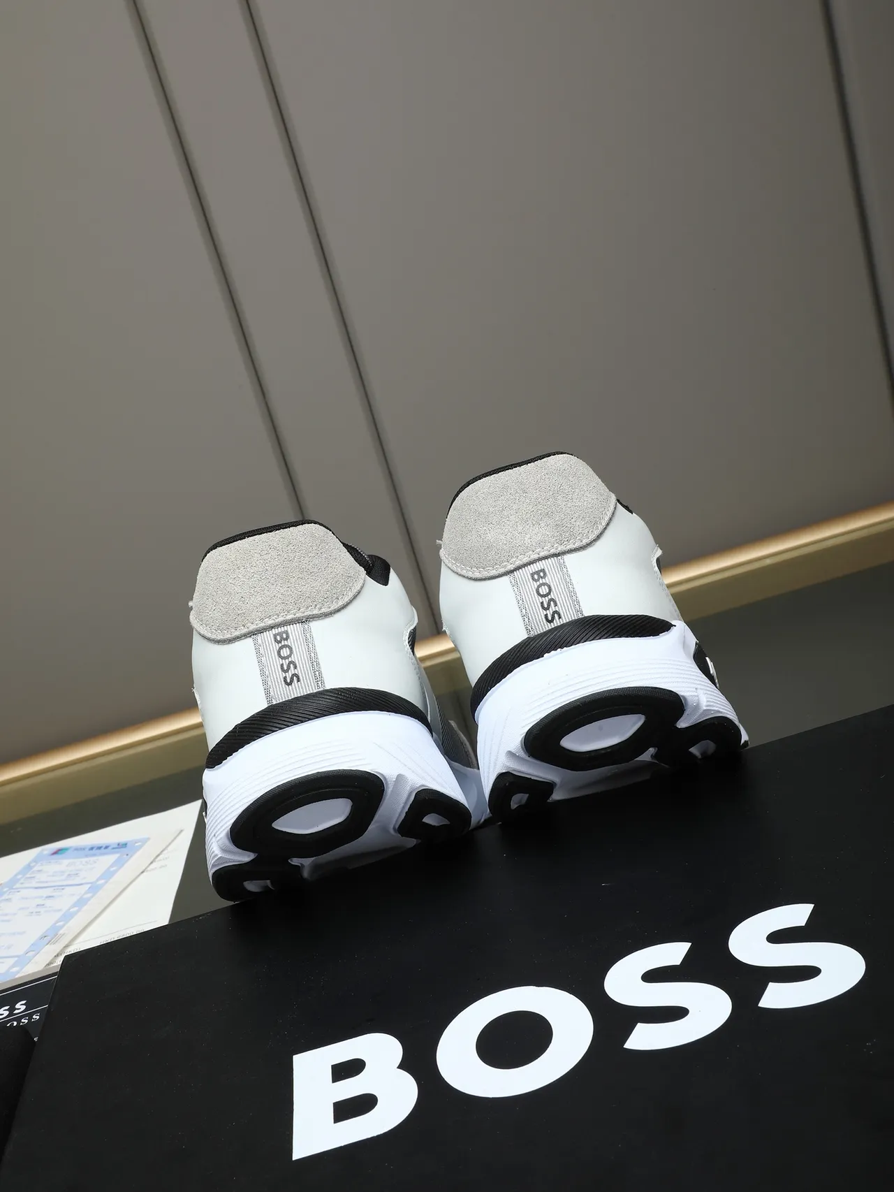 Hugo Boss Sneakers Blancs et Gris en Matériau Mixte avec Color Blocking sur l'Empeigne 3