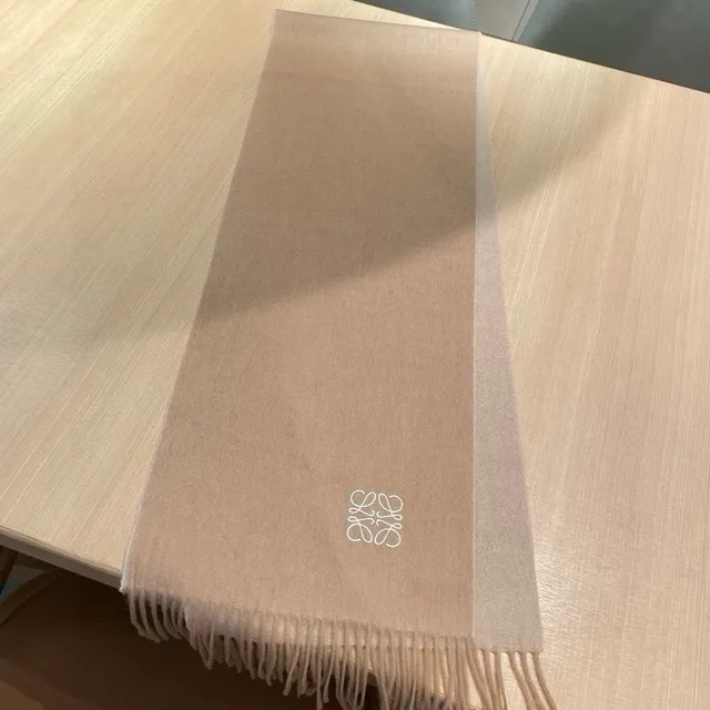 Loewe Anagram Écharpe en Cachemire Beige Bordée 2
