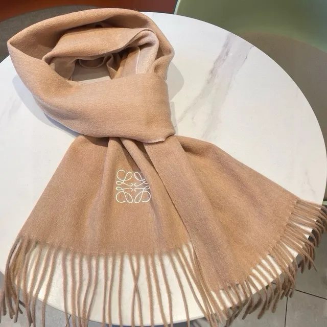 Loewe Anagram Écharpe en Cachemire Beige Bordée 3