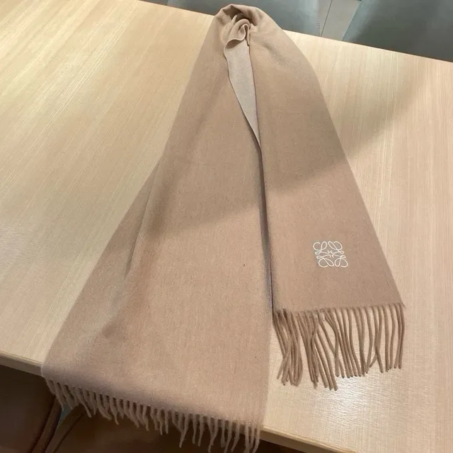 Loewe Anagram Écharpe en Cachemire Beige Bordée 4