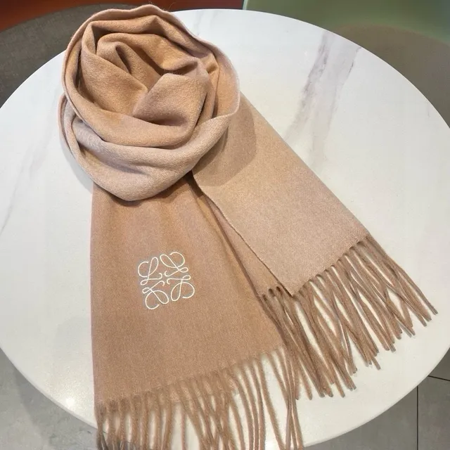 Loewe Anagram Écharpe en Cachemire Beige Bordée 5