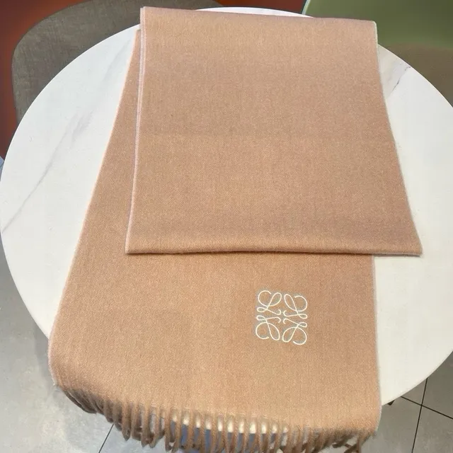Loewe Anagram Écharpe en Cachemire Beige Bordée 6